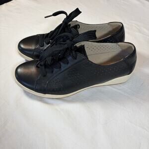 Dansko black leather Orli sneakers size 39. Lace up. Women’s size 8.5/9. Casual